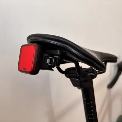 Ngàm gắn đèn đuôi Knog dưới yên xe đạp