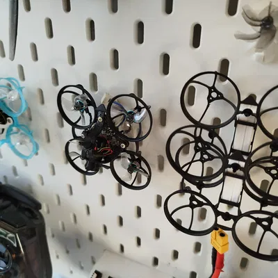 Giá treo tường Skadis cho drone Air65 và Tinywhoop