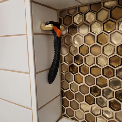 Giá treo dao cạo râu gắn tường (Angular Razor Mount) tiện lợi