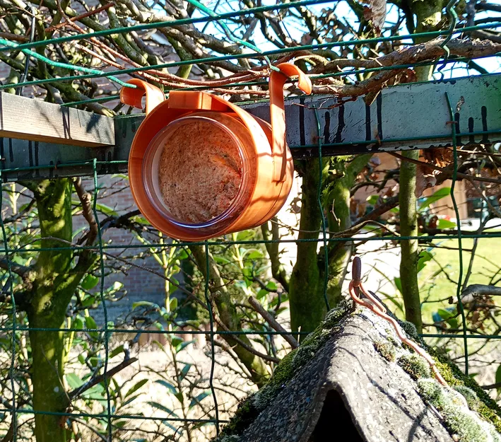 Giá đỡ hũ bơ đậu phộng cho chim ăn - Image 1