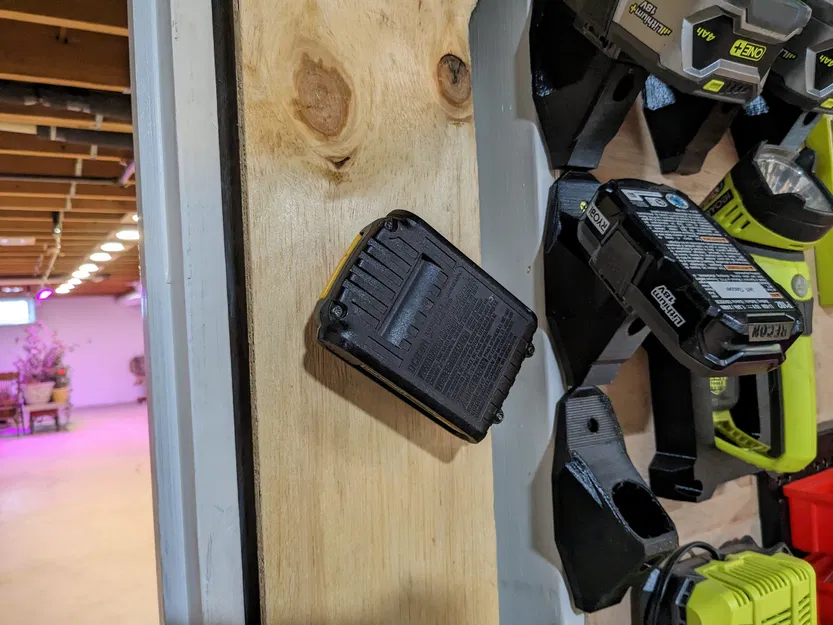 Giá treo pin DeWalt - Image 3