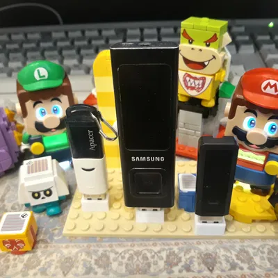 Đế giữ USB-A phong cách LEGO độc đáo cho bàn làm việc