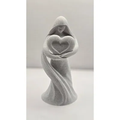 Guardian of Love – Tượng người phụ nữ ôm trái tim