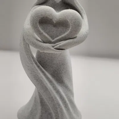 Guardian of Love – Tượng người phụ nữ ôm trái tim