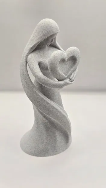 Guardian of Love – Tượng người phụ nữ ôm trái tim - Image 3