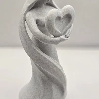 Guardian of Love – Tượng người phụ nữ ôm trái tim