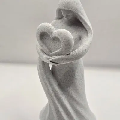 Guardian of Love – Tượng người phụ nữ ôm trái tim