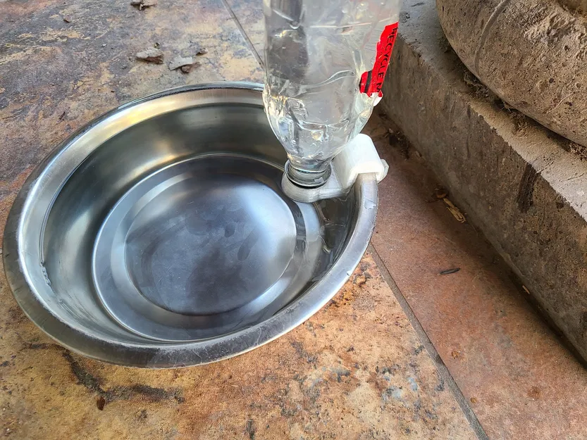 Bộ chuyển đổi gắn chai nước vào bát cho chó - Image 1