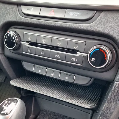 Khay để điện thoại cho hộc trung tâm Kia Ceed (2021+)