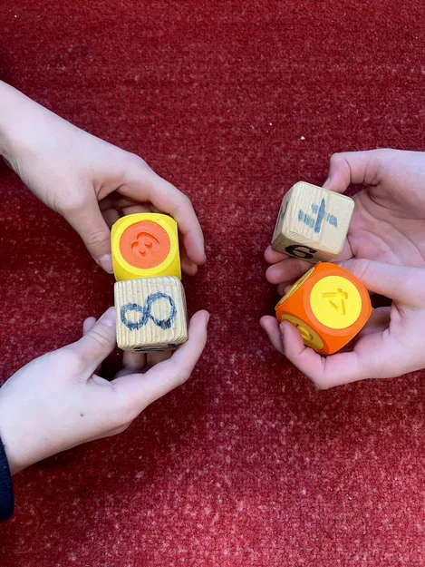 Khối lập phương giáo dục kèm số và ký hiệu toán học - Dự án học đường - Image 1