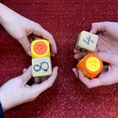 Khối lập phương giáo dục kèm số và ký hiệu toán học - Dự án học đường