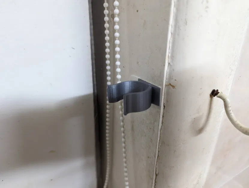 Giá treo cán chổi tùy chỉnh kích thước (OpenSCAD, tương thích miếng dán Command) - Image 1