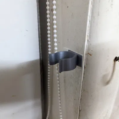 Giá treo cán chổi tùy chỉnh kích thước (OpenSCAD, tương thích miếng dán Command)