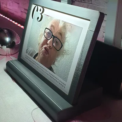 Khung để ảnh/lịch để bàn có đèn LED & cổng USB-C