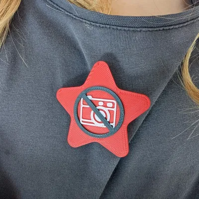 Huy hiệu thông báo quyền riêng tư khi chụp ảnh tại sự kiện