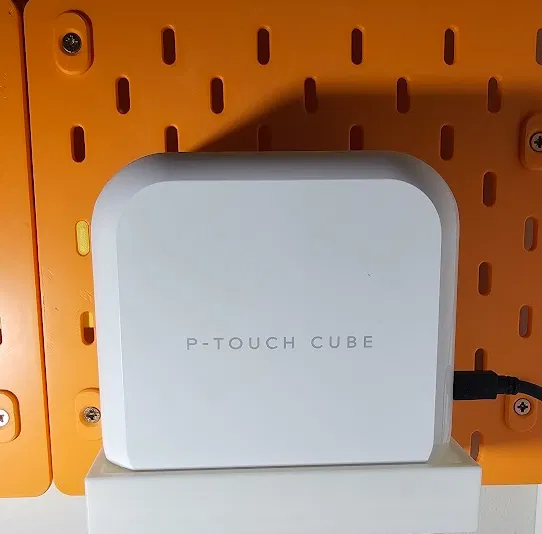 Giá treo máy in nhãn Brother PT-P710 lên bảng IKEA Skådis cực gọn - Image 1