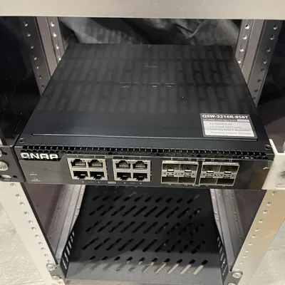 QNAP QSW-3216R -8S8T - Pat gắn tủ Rack 10 inch