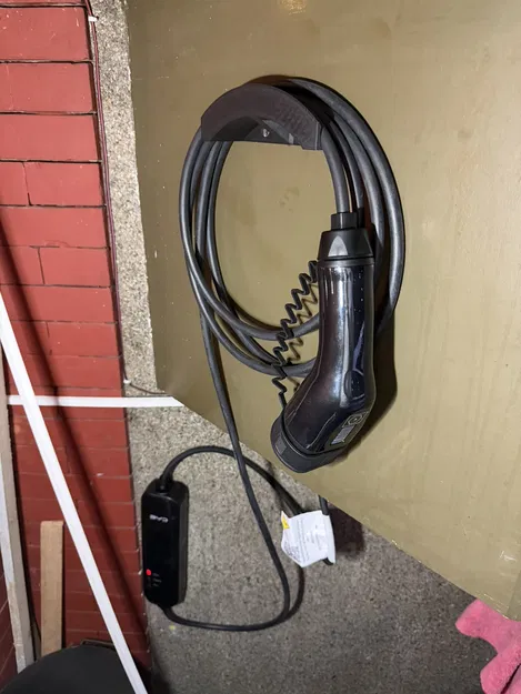 Móc treo dây sạc EV cho xe BYD - Image 1