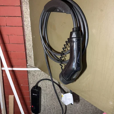 Móc treo dây sạc EV cho xe BYD