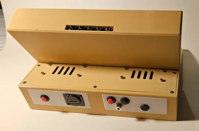 Portable Pi 84 - Máy tính Raspberry Pi 4 cầm tay thiết kế retro - Image 4