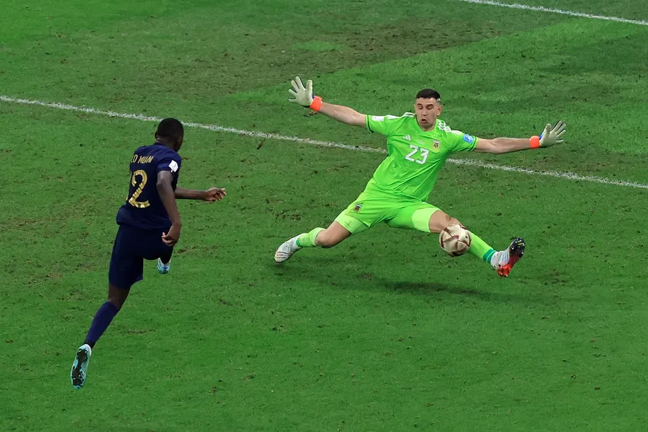 The Save - Cú cứu thua lịch sử của Emiliano Martínez trong trận Chung kết World Cup - Image 2
