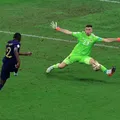 The Save - Cú cứu thua lịch sử của Emiliano Martínez trong trận Chung kết World Cup - Thumbnail 2