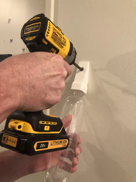 Dụng cụ thu gom bụi khi khoan tường từ chai nhựa tái chế - Image 1
