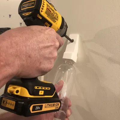 Dụng cụ thu gom bụi khi khoan tường từ chai nhựa tái chế