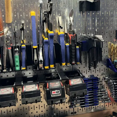 Giá treo pin Milwaukee M18 cho hệ thống bảng Wall Control DDD