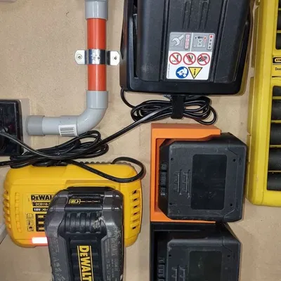 Giá treo pin Stihl AK lên tường hoặc dưới kệ