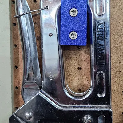 Giá treo súng bắn ghim gắn tường gọn gàng, tiện lợi