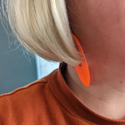 Bông tai in 3D phong cách thập niên 60 độc đáo