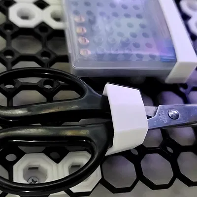 Giá treo kéo (Scissor Holder) tiện lợi cho hệ thống Multiboard