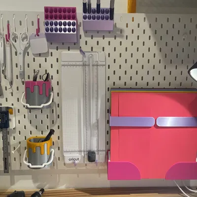 Kệ gắn bảng Skadis để giấy thủ công cho máy Cricut