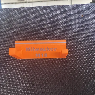 Giá treo máy siết bu lông Milwaukee M18