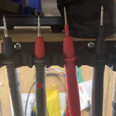 Giá treo 4 đầu đo Multimeter - Giải pháp sắp xếp bàn làm việc chuyên nghiệp