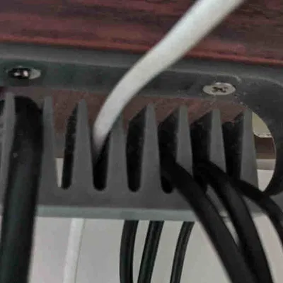 Giá đỡ gọn dây cáp dưới bàn làm việc