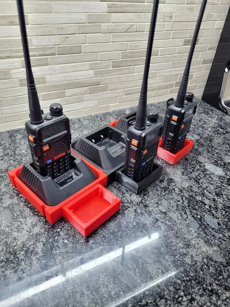 Khay Sạc và Giá Đỡ Bộ Đàm Baofeng UV-5R Có Khóa Liên Động - Image 1