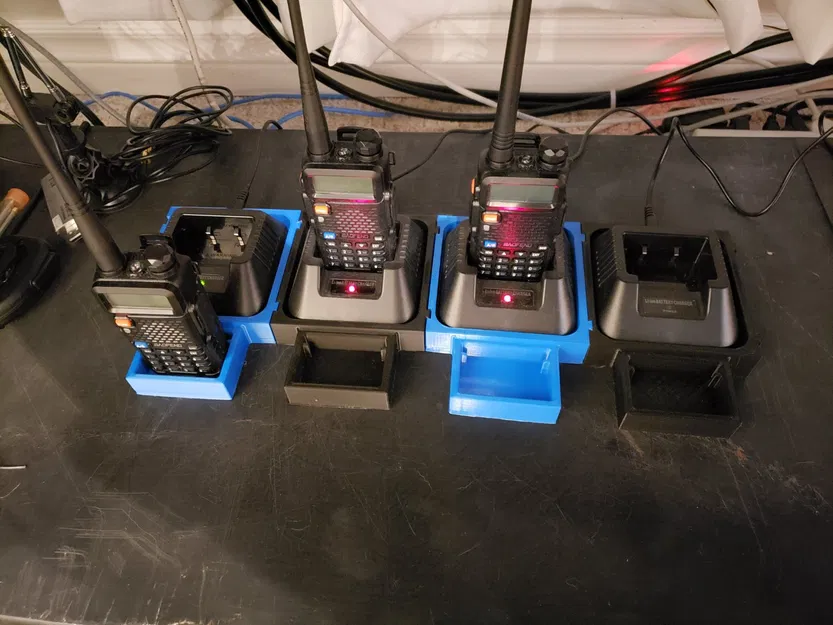 Khay Sạc và Giá Đỡ Bộ Đàm Baofeng UV-5R Có Khóa Liên Động - Image 7