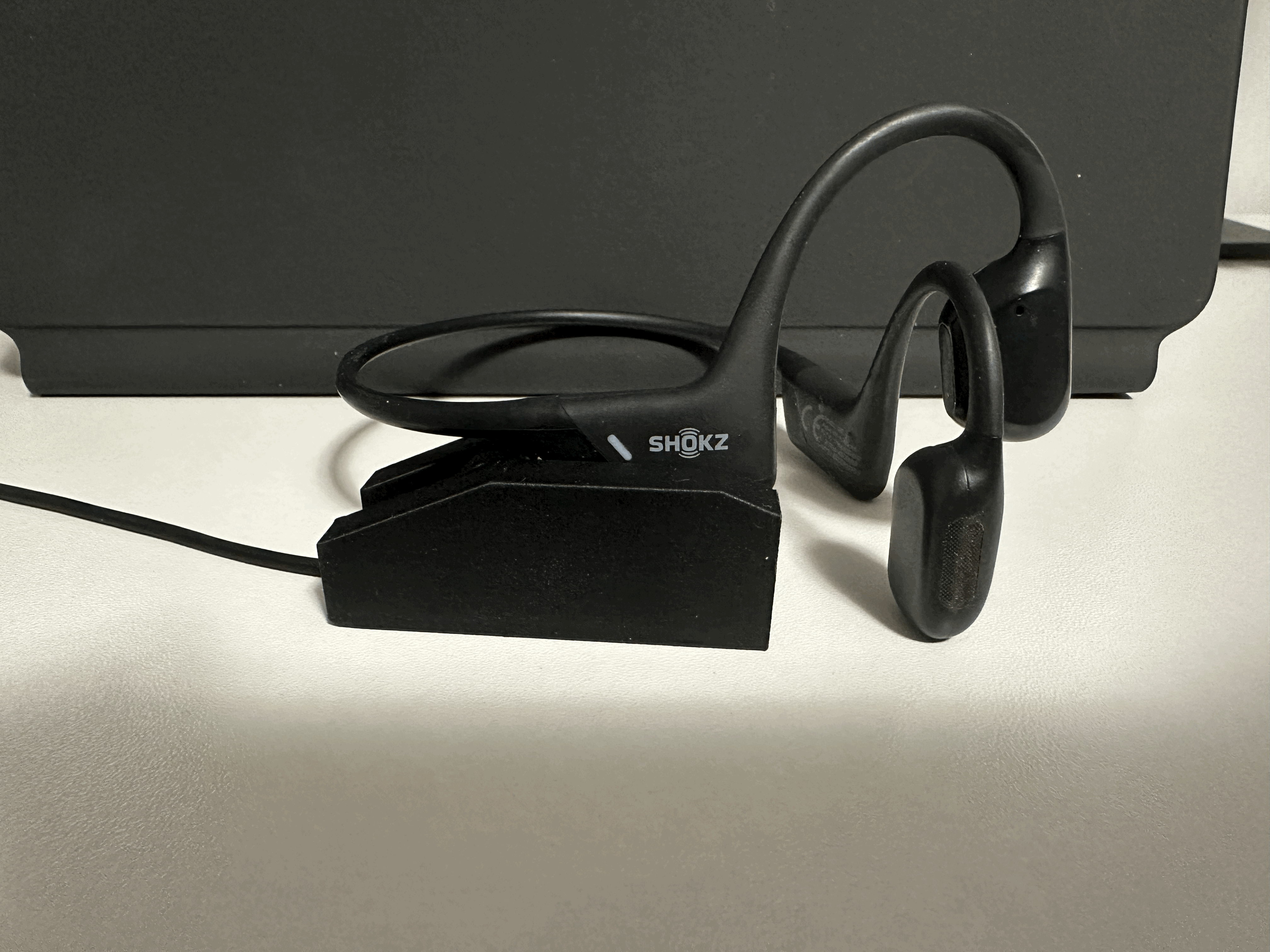 Đế sạc cho Openrun Pro kèm khung hướng dẫn/hỗ trợ