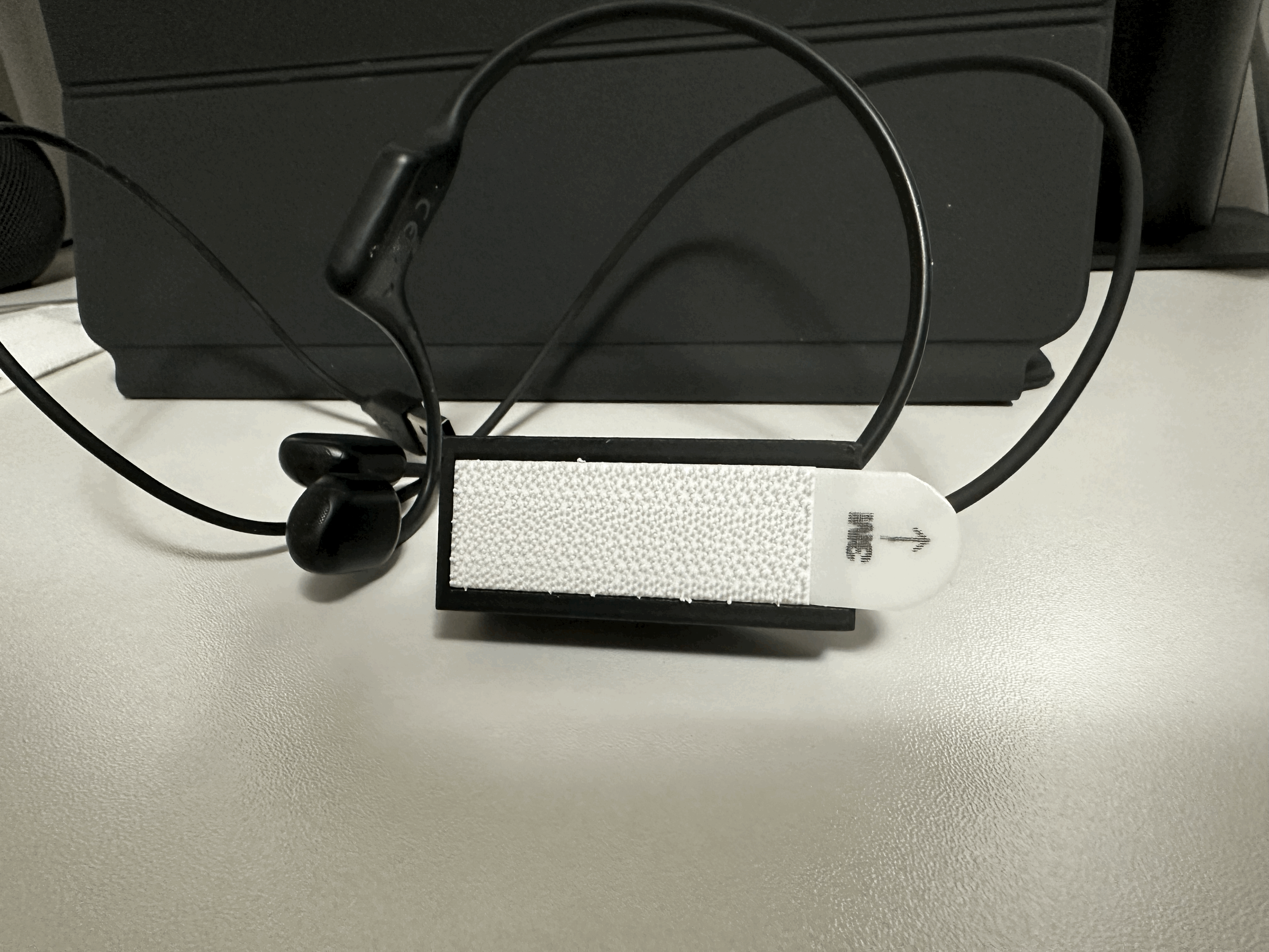 Đế sạc cho Openrun Pro kèm khung hướng dẫn/hỗ trợ