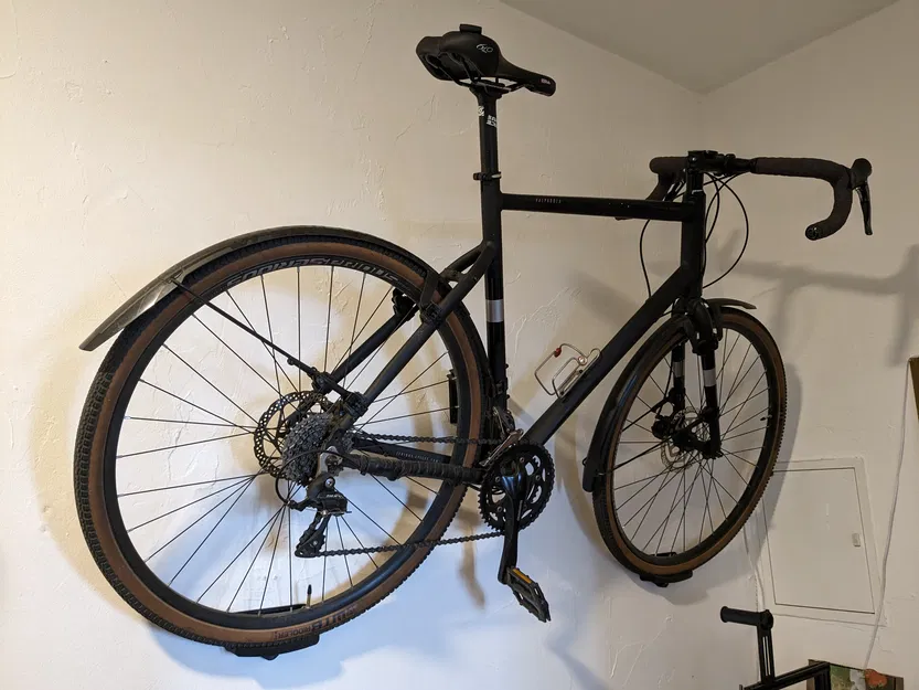 Giá treo xe đạp gắn tường tiện lợi kèm móc treo nón bảo hiểm - Image 1