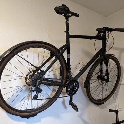 Giá treo xe đạp gắn tường tiện lợi kèm móc treo nón bảo hiểm