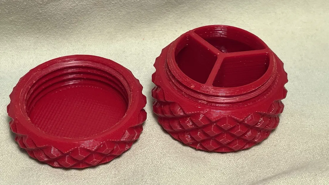 Hộp đựng thuốc 3 ngăn nhỏ gọn với thiết kế vân nhám cầm chắc tay - Image 1