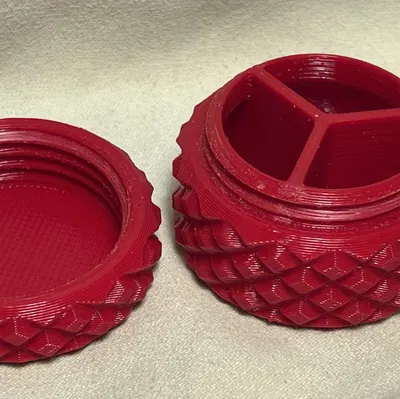 Hộp đựng thuốc 3 ngăn nhỏ gọn với thiết kế vân nhám cầm chắc tay