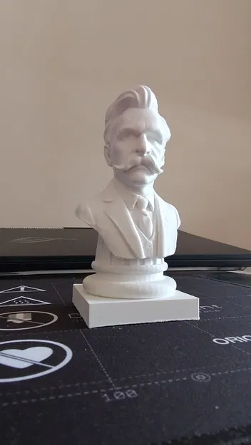 Tượng bán thân triết gia Nietzsche kèm đế - Image 1