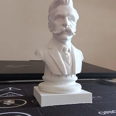 Tượng bán thân triết gia Nietzsche kèm đế