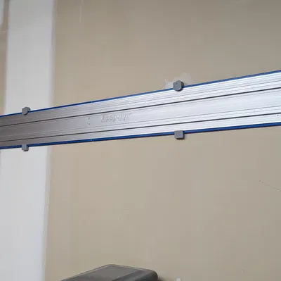 Giá treo tường cho thước dẫn hướng Kreg Accu-Cut gọn gàng