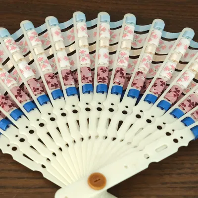 Ribbon Hand Fan - Quạt cầm tay đan ruy-băng đầy sáng tạo