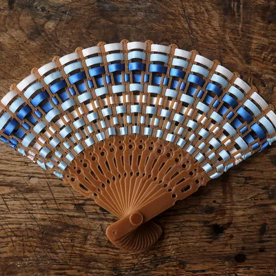Ribbon Hand Fan - Quạt cầm tay đan ruy-băng đầy sáng tạo